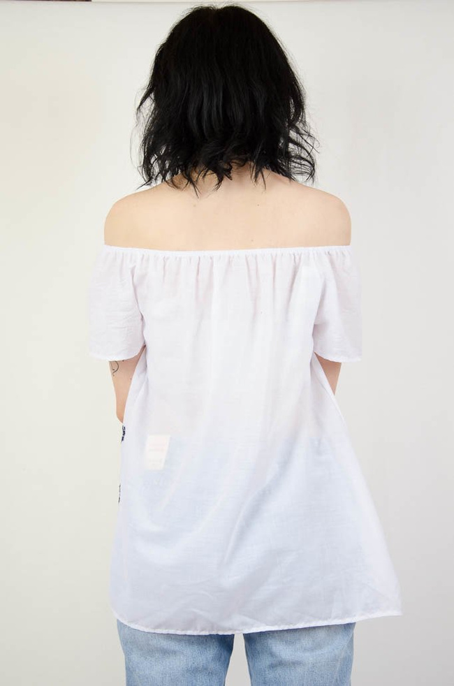 Biała bluzka hiszpanka z haftowaniem