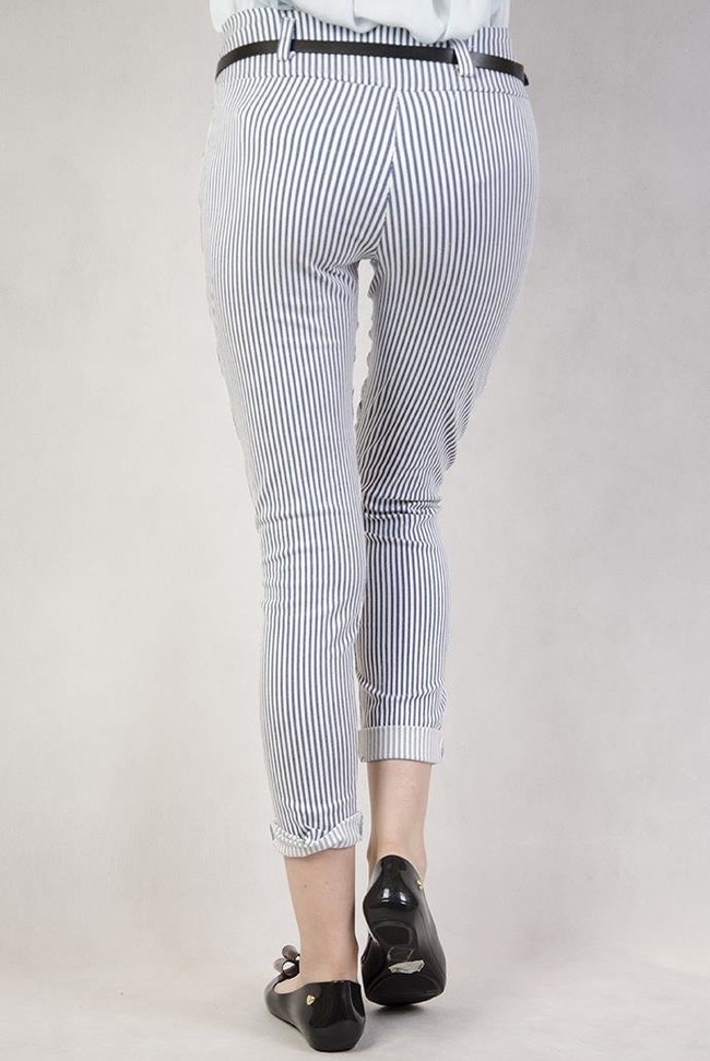 Spodnie w biało-granatowe pionowe paski + pasek