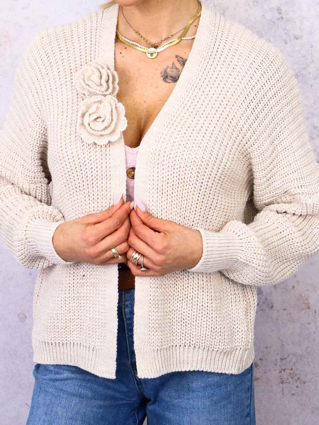 KRÓTKI KARDIGAN Z PRZYPINANYMI KWIATAMI- BEŻOWY