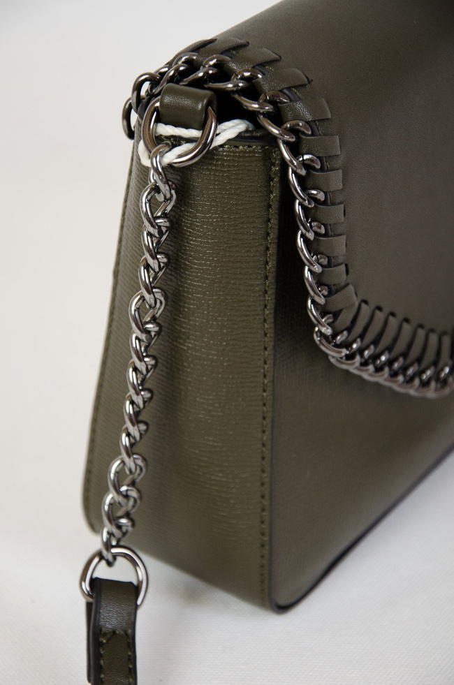 Zielona mała torebka z klapką plecioną łańcuszkiem