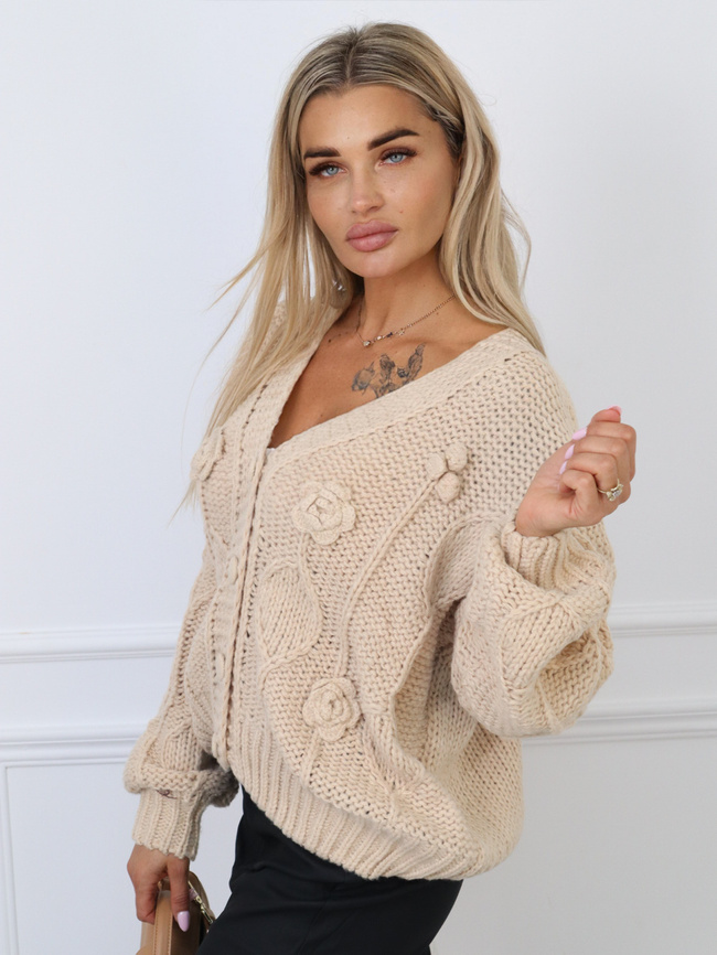 SWETER ROZPINANY Z OZDOBYMI NASZYWANYMI KWIATAMI-BRĄZOWY