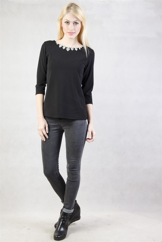 Czarna bluzka z łańcuszkiem