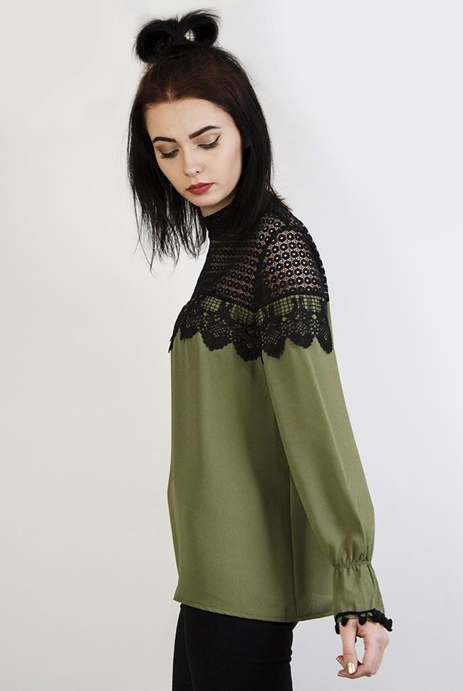 Zielona bluzka z kulkami przy rękawach i ażurowymi wstawkami