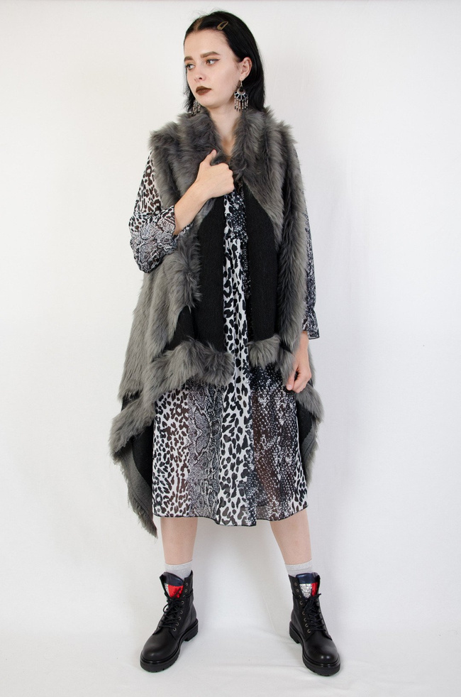  Futrzana ciemnoszara kamizelka o asymetrycznym kroju