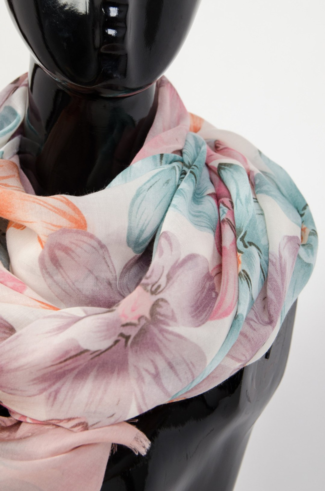 Różowy szal w kwiaty 