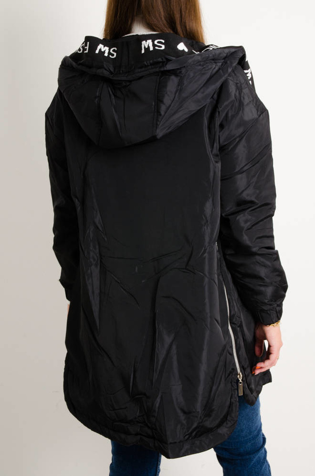 KURTKA Z OZDOBNĄ GUMĄ I ZAMKAMI PO BOKACH- CZARNA