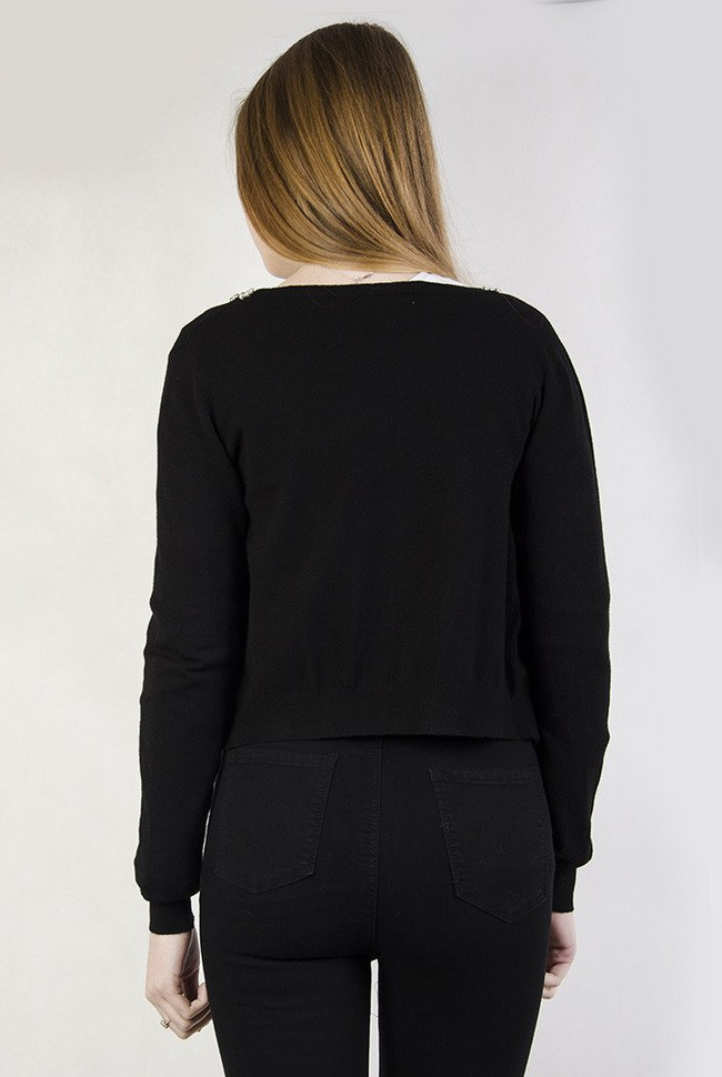 Czarny krótki sweter zapinany na guziki z koralikami przy kołnierzu