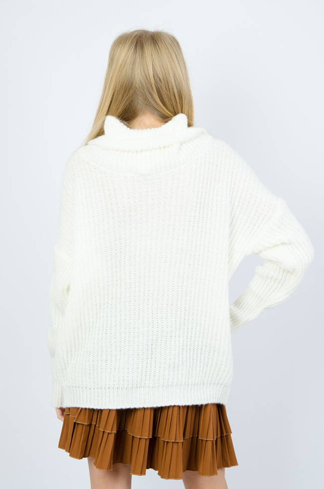 Kremowy sweter z golfem