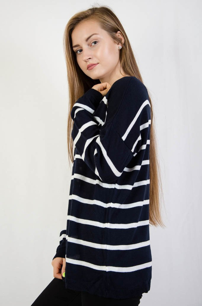 Granatowy luźny sweter w paski z kieszonką 