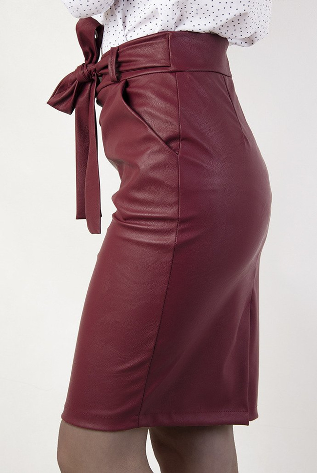 Bordowa ołówkowa spódnica skórkowa z kieszeniami oraz paskiem