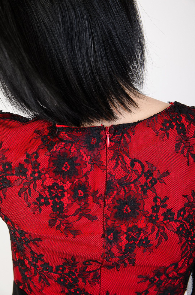 Przylegająca koronkowa czerwono-czarna sukienka