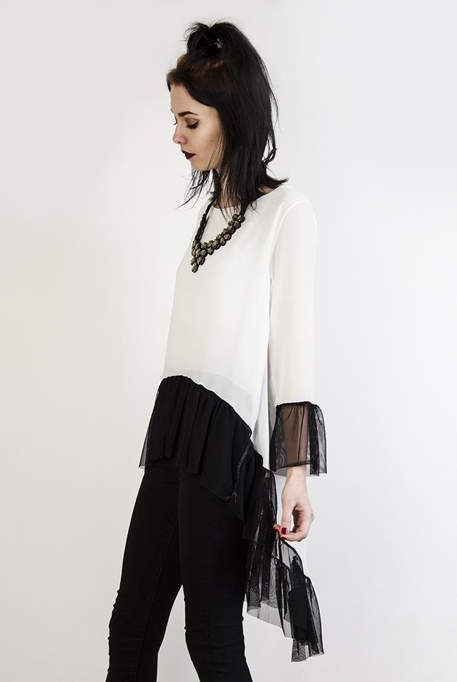 Biała tunika z czarnymi wstawkami, przedłużana