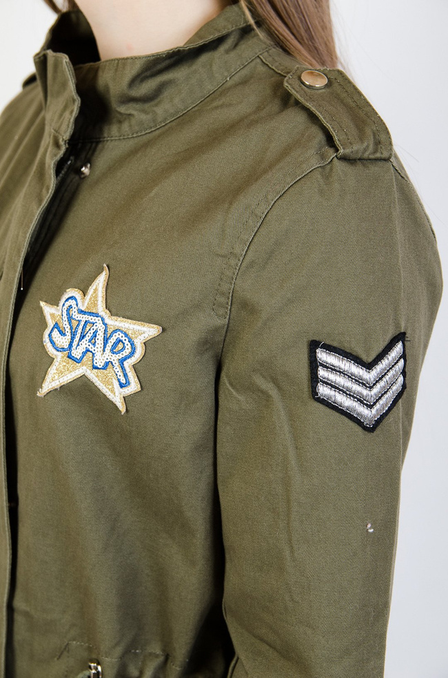 Kurtka przejściowa z napisem z tyłu