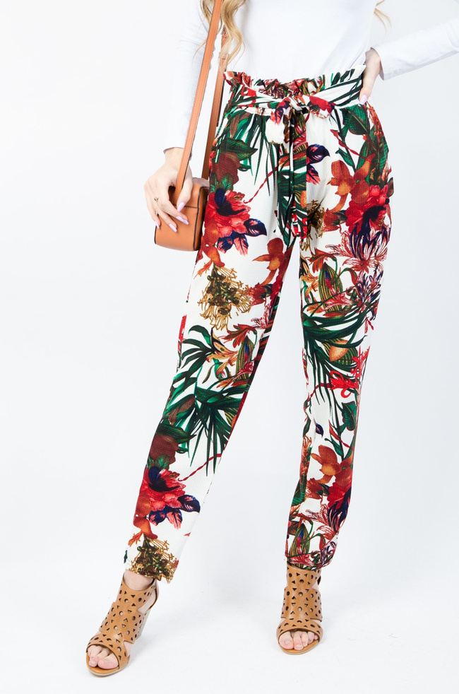 Białe alladynki w kwiaty z wiązaniem w pasie