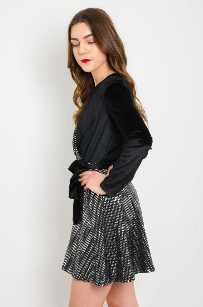 CZARNA WELUROWA SUKIENKA Z CEKINAMI WIĄZANA W PASIE- DEKOLT W SZPIC