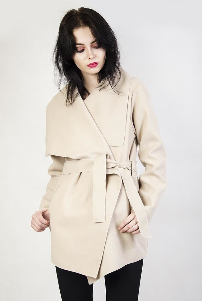 Beżowa narzuta typu płaszcz, wiązana w pasie
