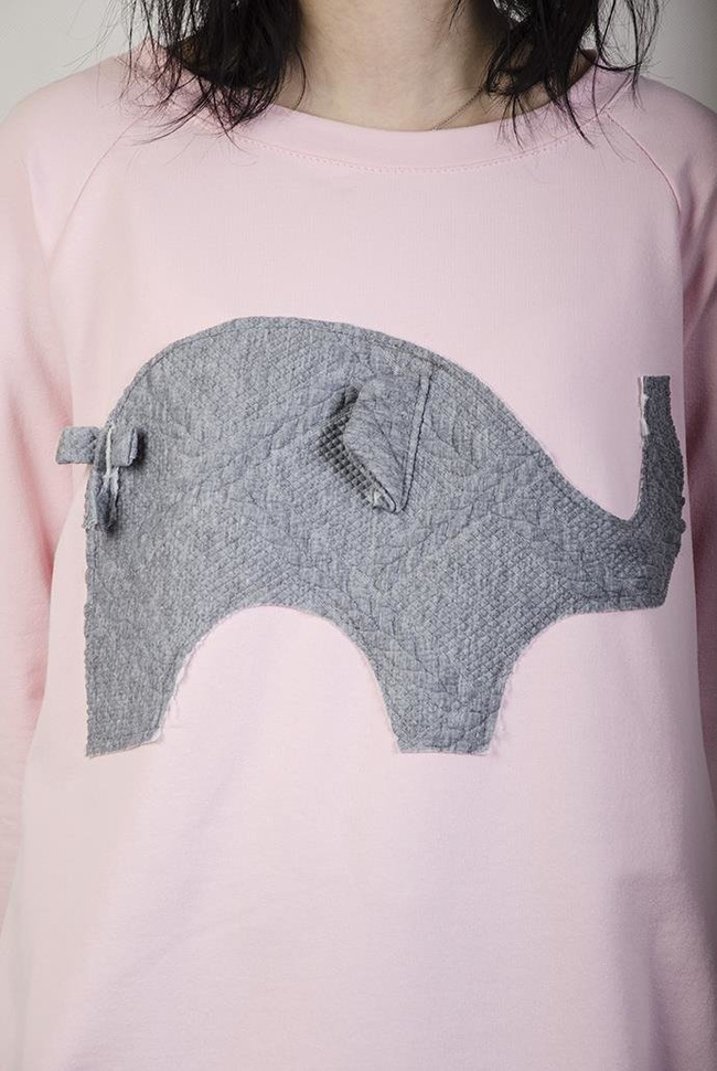 Jasnoróżowa bluzka z szarą naszywką słoniem