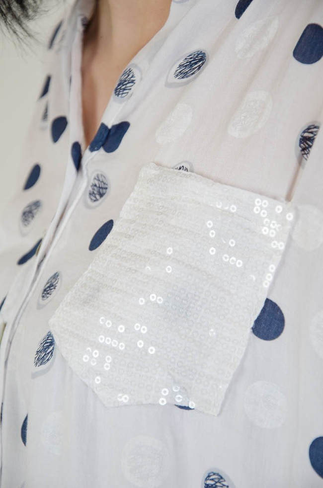 Biała koszula w kropki z cekinową kieszonką 