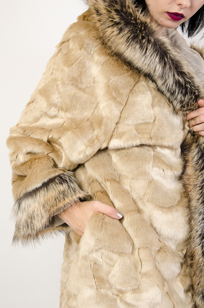 Beżowe sztuczne futro z kapturem
