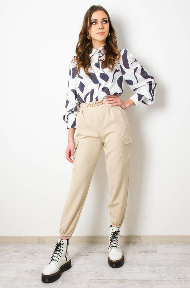 BEŻOWE  SPODNIE BOJÓWKI ZE ZŁOTYM ŁAŃCUSZKIEM W PASIE 