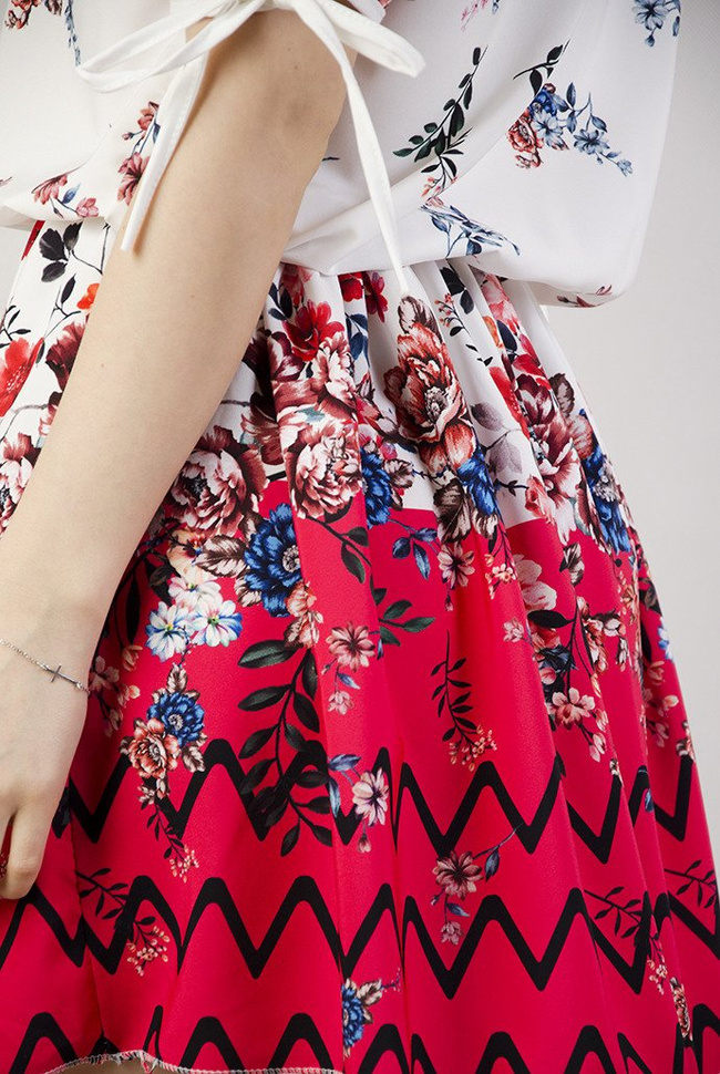 Biała sukienka z motywem kwiatowym z gumką w pasie