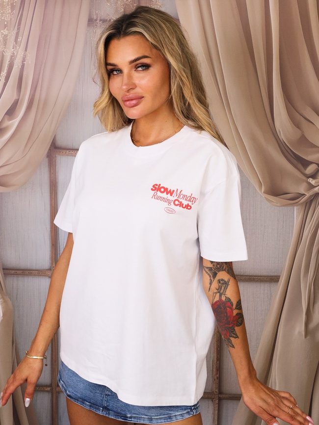 T-SHIRT Z CZERWONYM NAPISEM I APLIKACJĄ NA PLECACH- BIAŁY