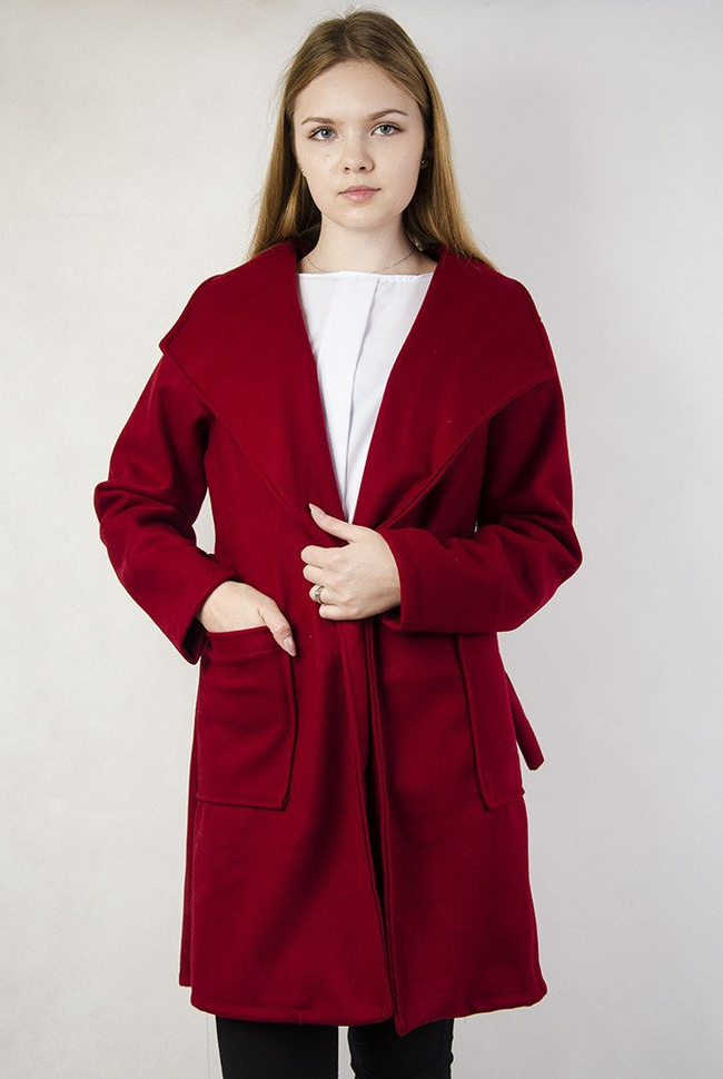 Bordowy płaszcz wiązany w pasie