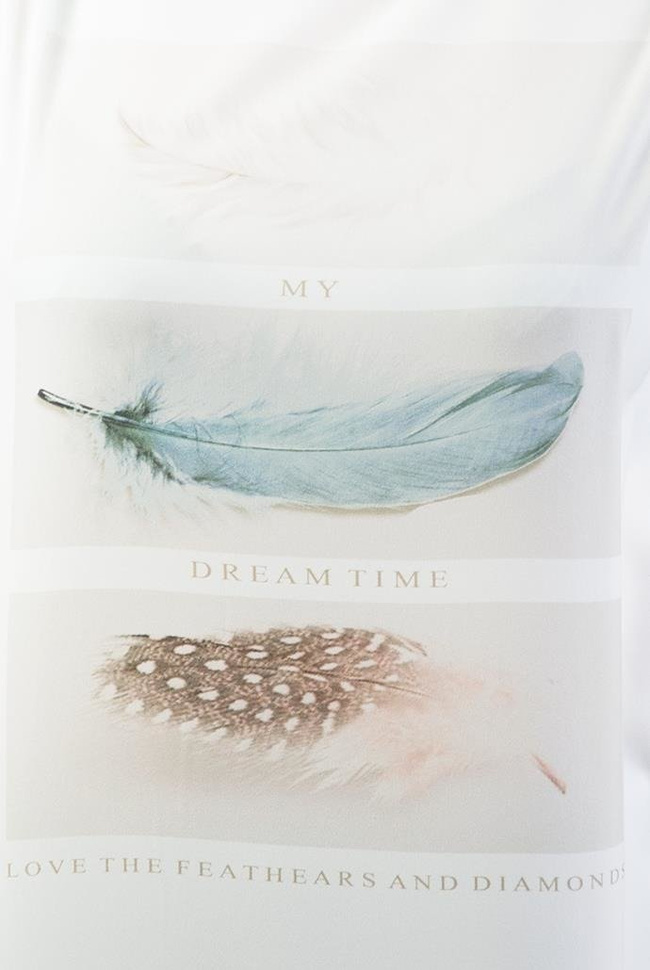 Beżowa bluzka ze sztampą w piórka