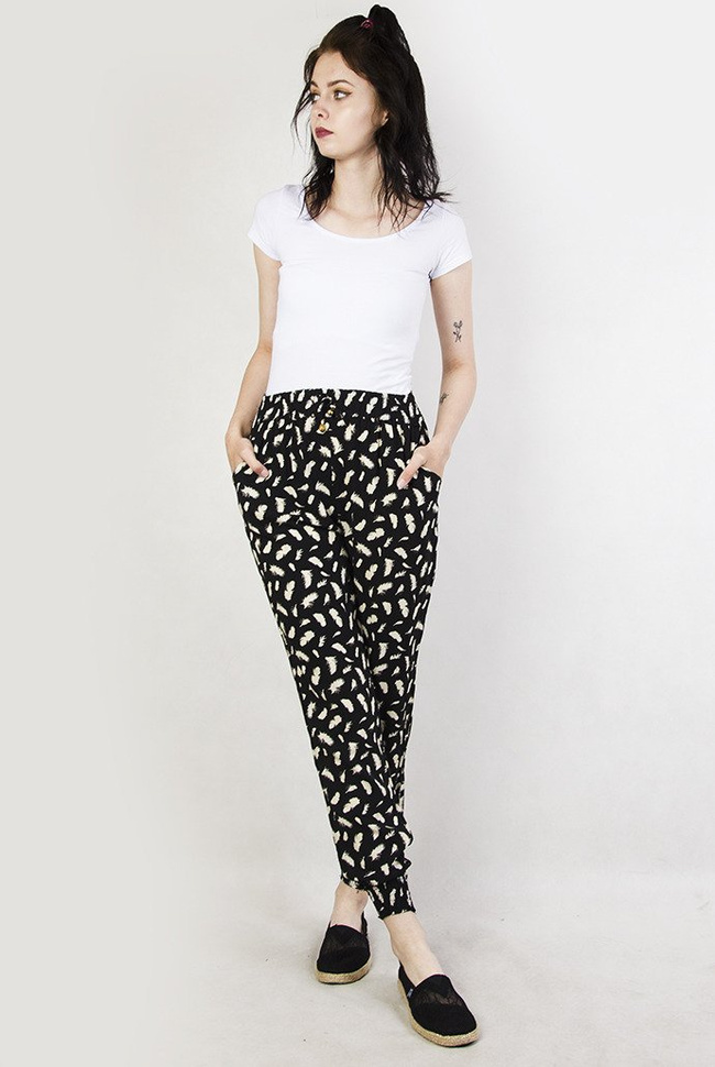 Czarne spodnie alladynki w białe piórka