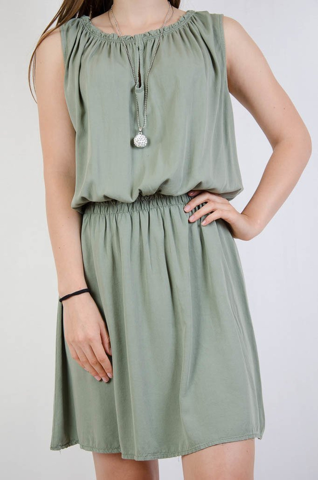ZIELONA LUŹNA SUKIENKA Z GUMĄ W PASIE + WISIOREK