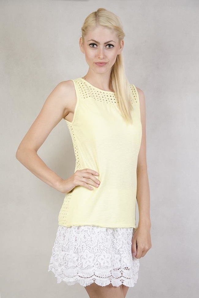 Żółta bluzka z ażurowymi plecami i guzikami
