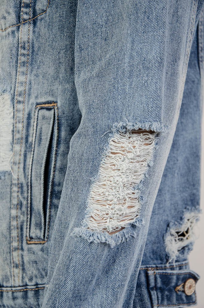 Kurtka jeansowa zapinana na guziki, z przetarciami