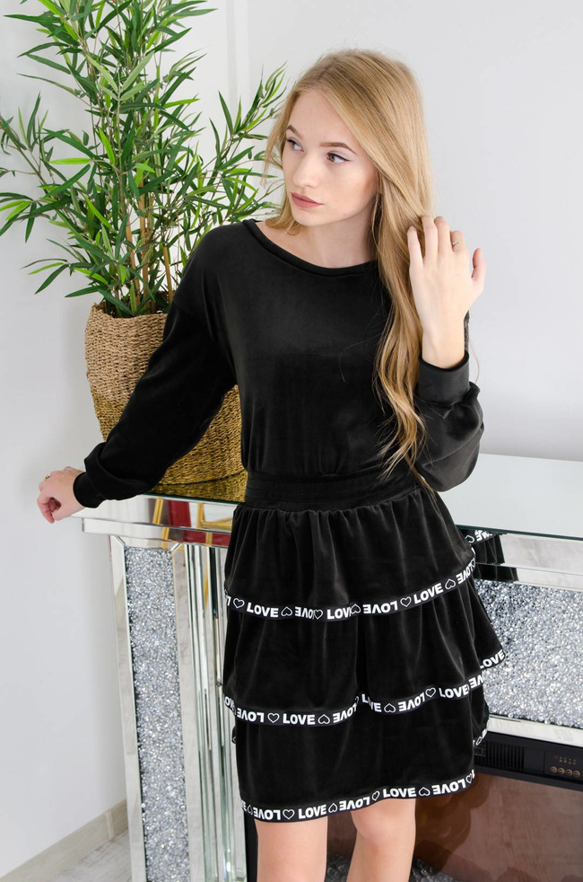 CZARNA WELUROWA SUKIENKA Z FALBANAMI ORAZ NAPISAMI