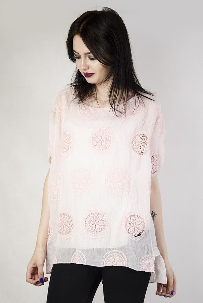 Jasnoróżowa bluzka z haftowanymi kółeczkami