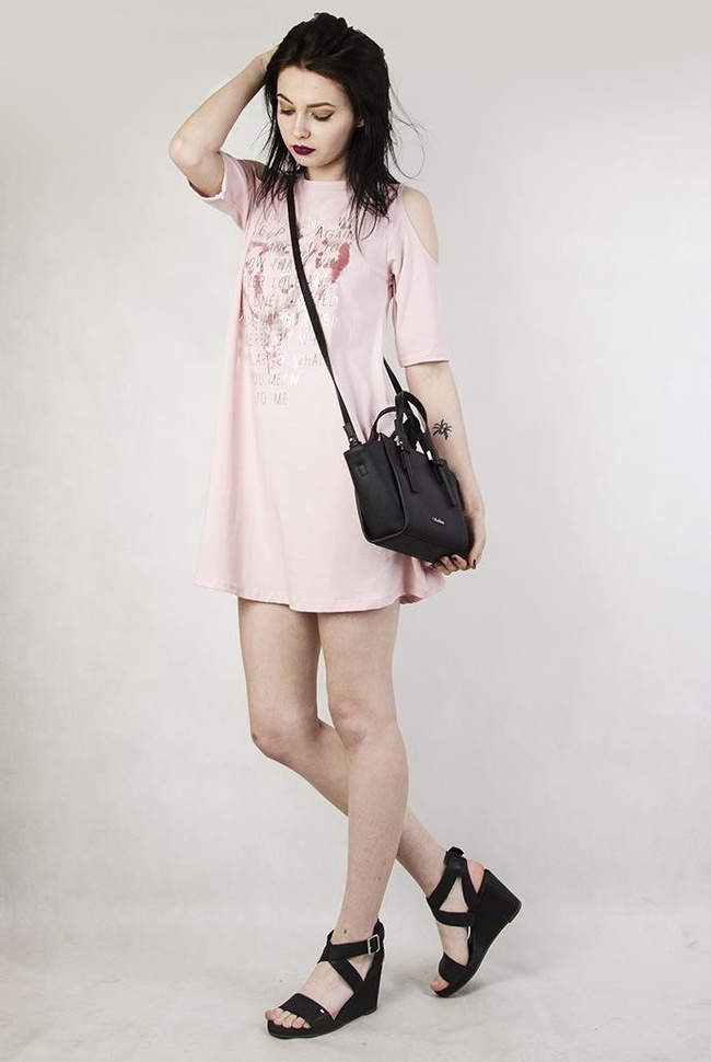 Jasnoróżowa sukienka z wycięciami i nadrukiem