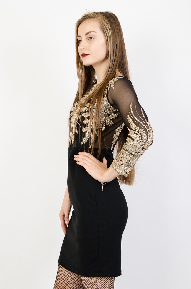 Czarna ołówkowa sukienka ze złotymi zdobieniami