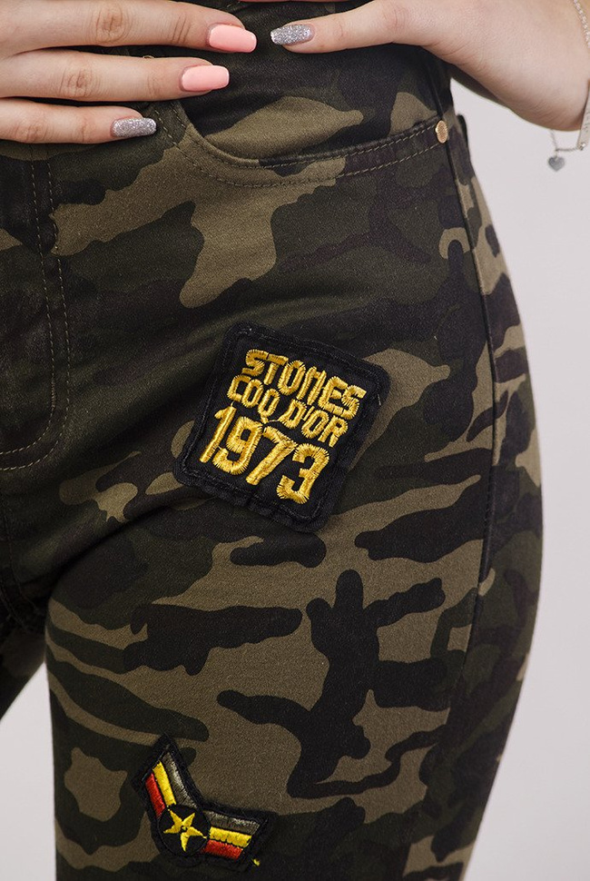 Spodnie moro z naszywkami