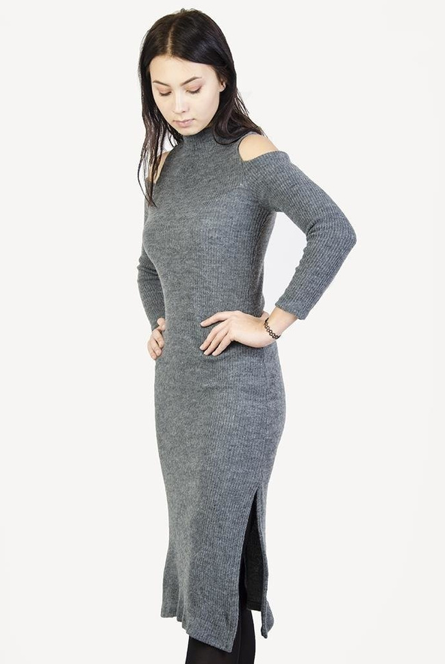 Szara, prążkowana sukienka midi z wycięciami na ramionach