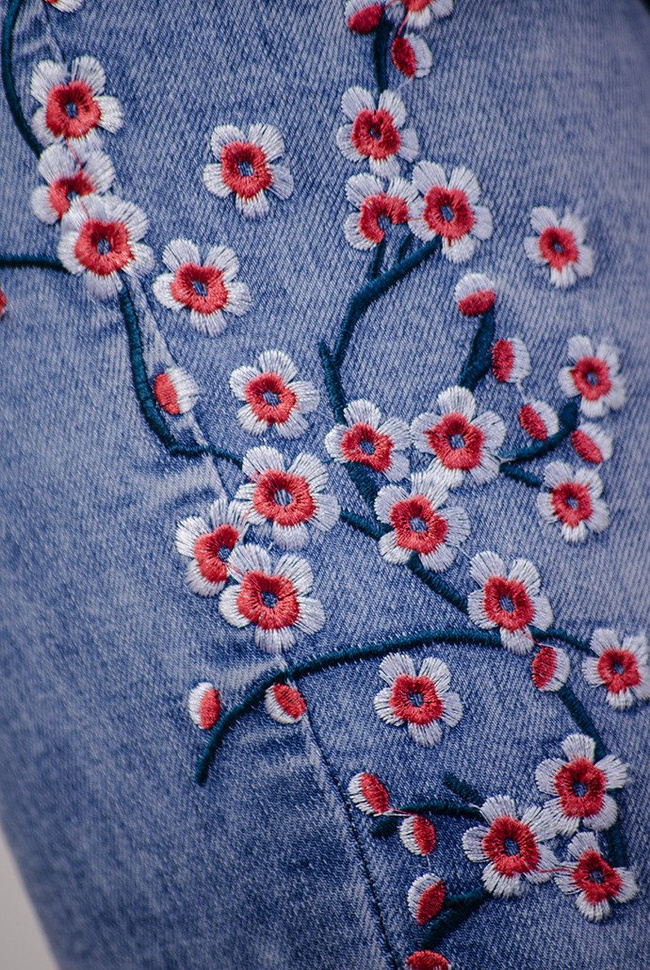 Jasne spodnie jeansowe z motywem kwiatowym