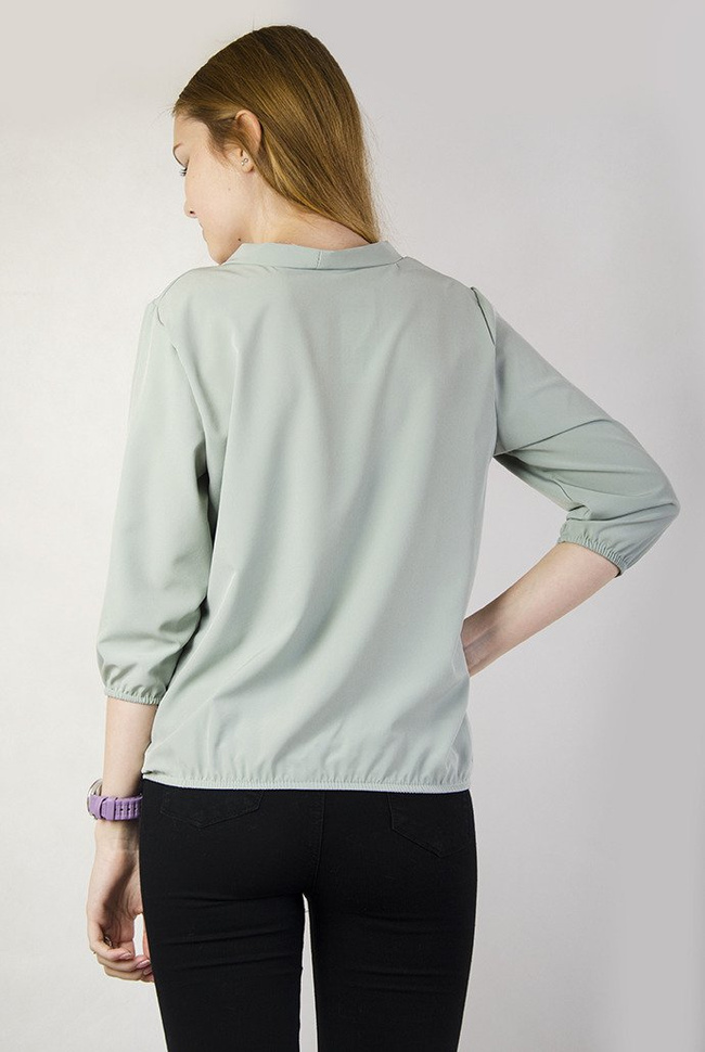 Jasnozielona bluzka z wiązaniem przy dekolcie