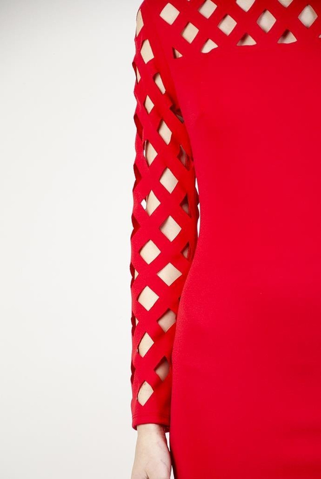 Czerwona przylegająca sukienka z wycięciami