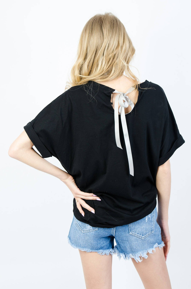 CZARNY BAWEŁNIANY T-SHIRT ZE ZŁOTYM NADRUKIEM ORAZ WIĄZANIEM NA PLECACH 