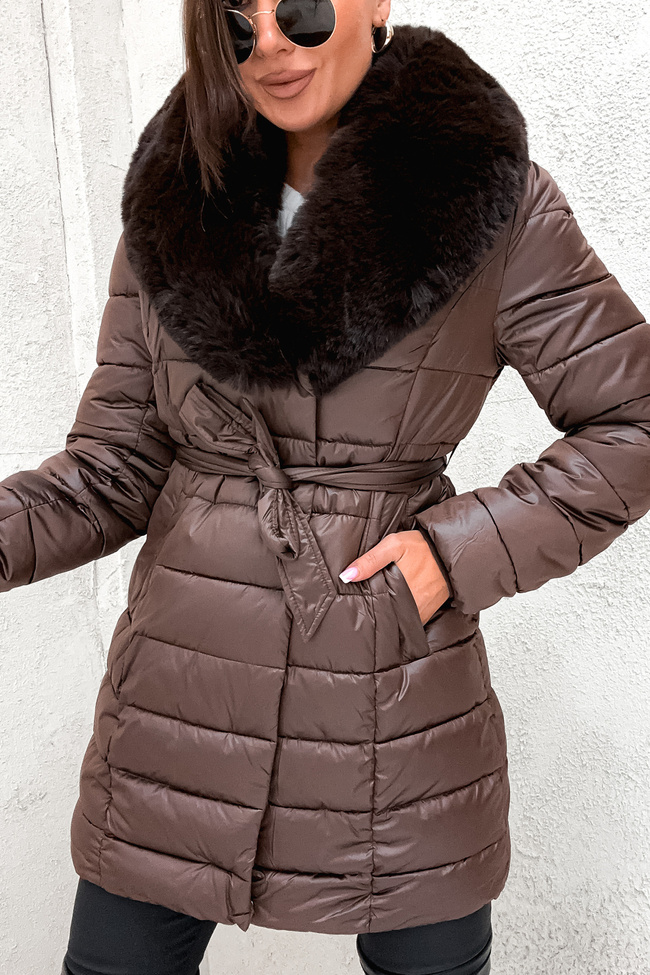 KURTKA WIĄZANA W PASIE Z FUTRZANYM KOŁNIERZEM- CIEMNY BRĄZ