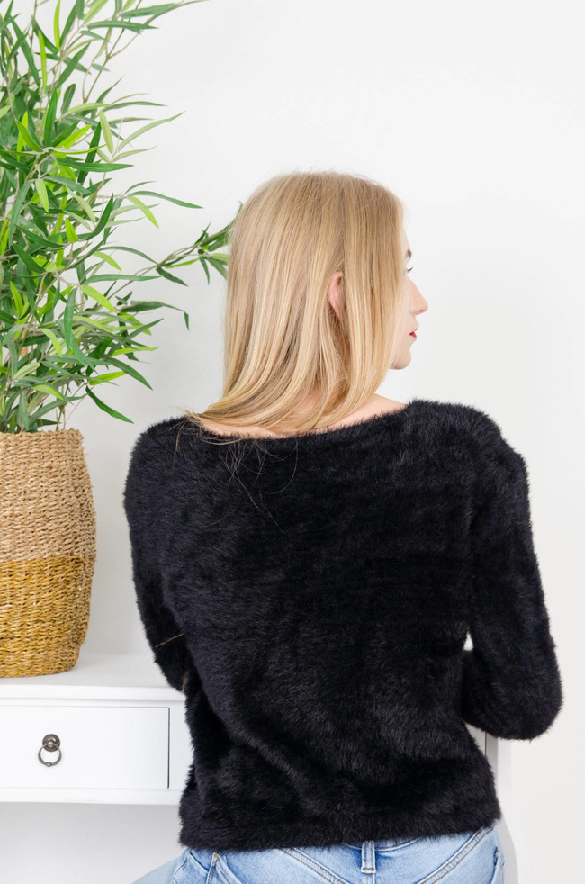 CZARNY WŁOCHATY SWETER Z DEKOLTEM W SEREK