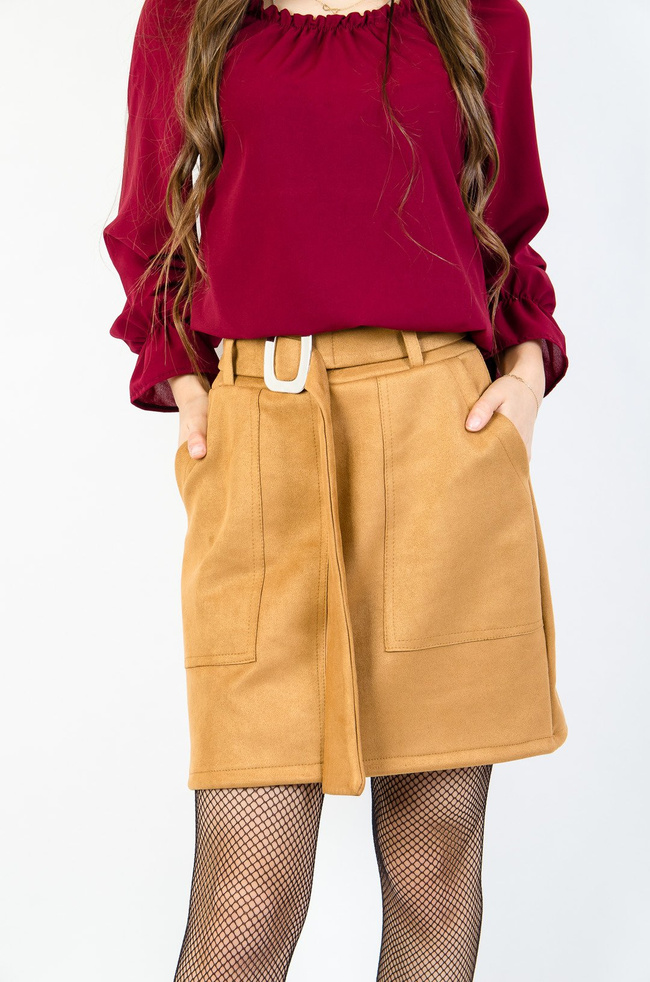 Brązowa zamszowa spódnica z kieszeniami oraz paskiem