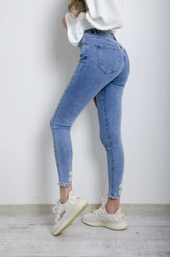 SPODNIE JEANSOWE Z OZDOBNYMI KORALIKAMI I KOKARDĄ