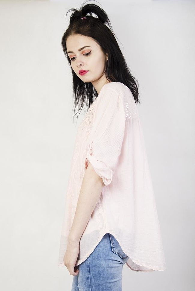 Jasnoróżowa bluzka koszulowa z ażurowym zdobieniem przy dekolcie