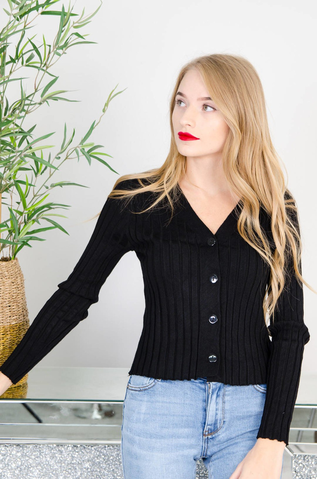 CZARNY SWETER W SZPIC, ZAPINANY NA GUZIKI