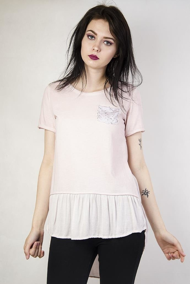Bladoróżowa bluzka z falbanką i cekinową kieszonką