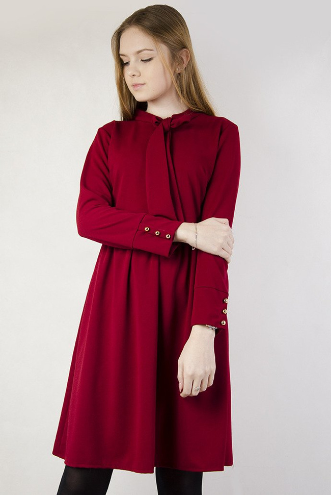 Bordowa sukienka z kokardą pod szyją